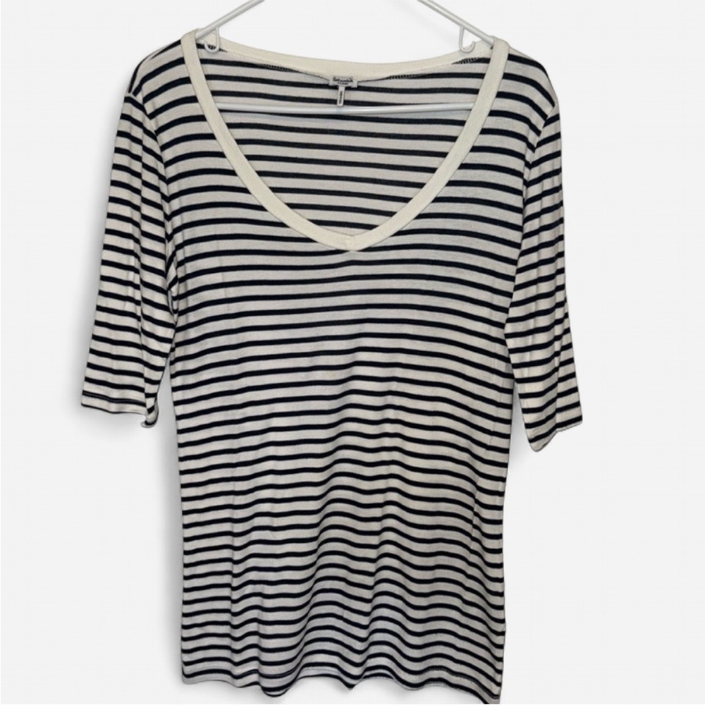 Splendid V-neck short sleeve top
Size XL